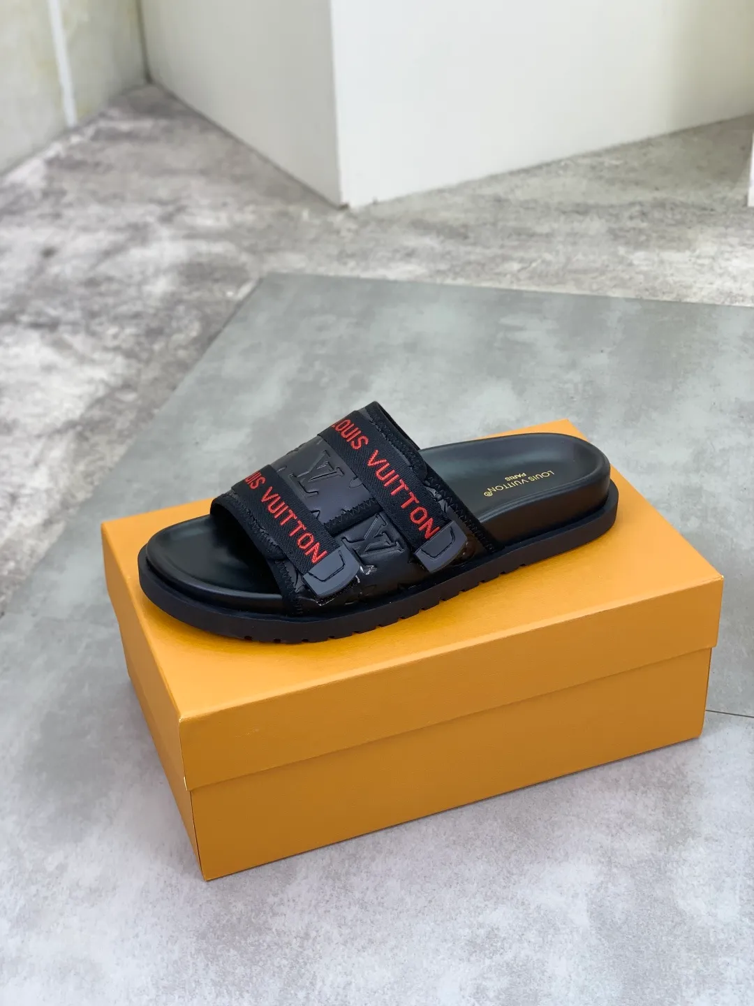 Men's shoes 💰P320💰【New style】🆘 Original quality 【LOUIS VUITTON】The popular Louis Vuitton LV men's slippers on the official website are on sale simultaneously! Original fabric imported from Italy, original factory special supply, code number: 38-44 (45 customized), many colors available